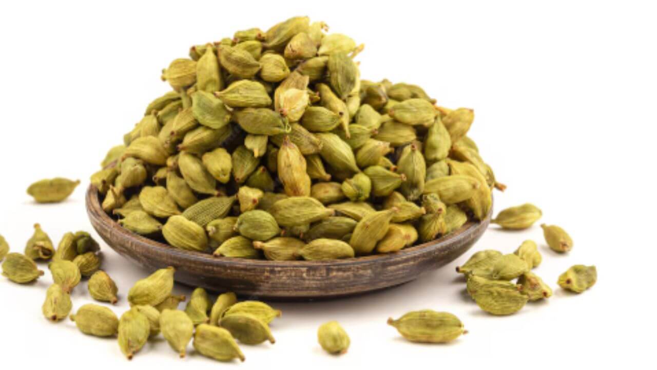 शरीरातील विषारी पदार्थ बाहेर फेकण्यास मदत करते वेलचीचे पाणी, दररोज पिल्यास मिळतील अनेक फायदे