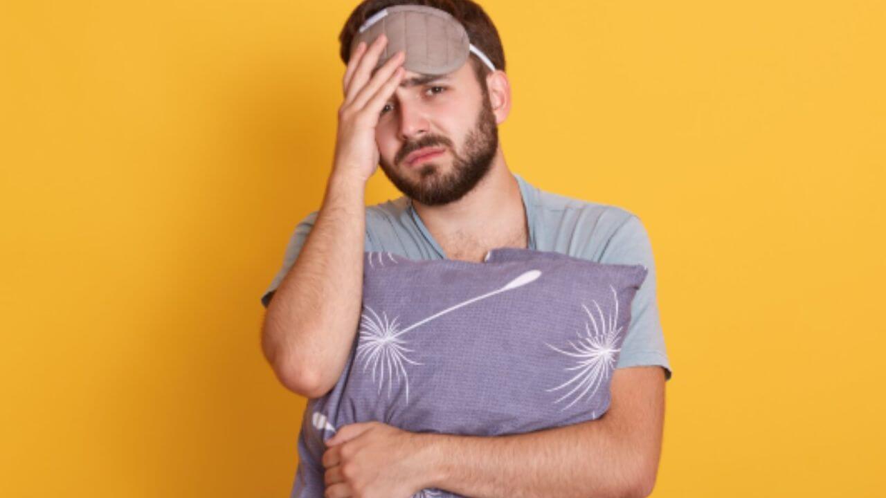 रात्री व्यवस्थित झोप न झाल्याने दिवसभर आळस येतो? 'हे' घरगुती उपाय दूर करतील निद्रानाशाची समस्या