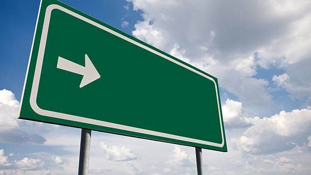 महामार्गावरील बोर्ड नेहमी हिरव्या रंगाचे का असतात? त्यामागील कारण जाणून घ्या