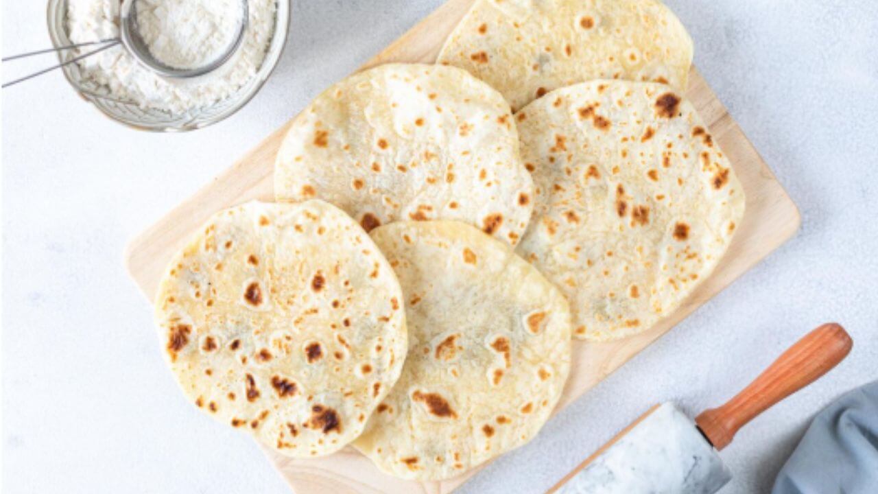 चपात्या फारच कडक आणि वातड बनतात? मऊसूत होण्यासाठी फॉलो करा 'या' टिप्स