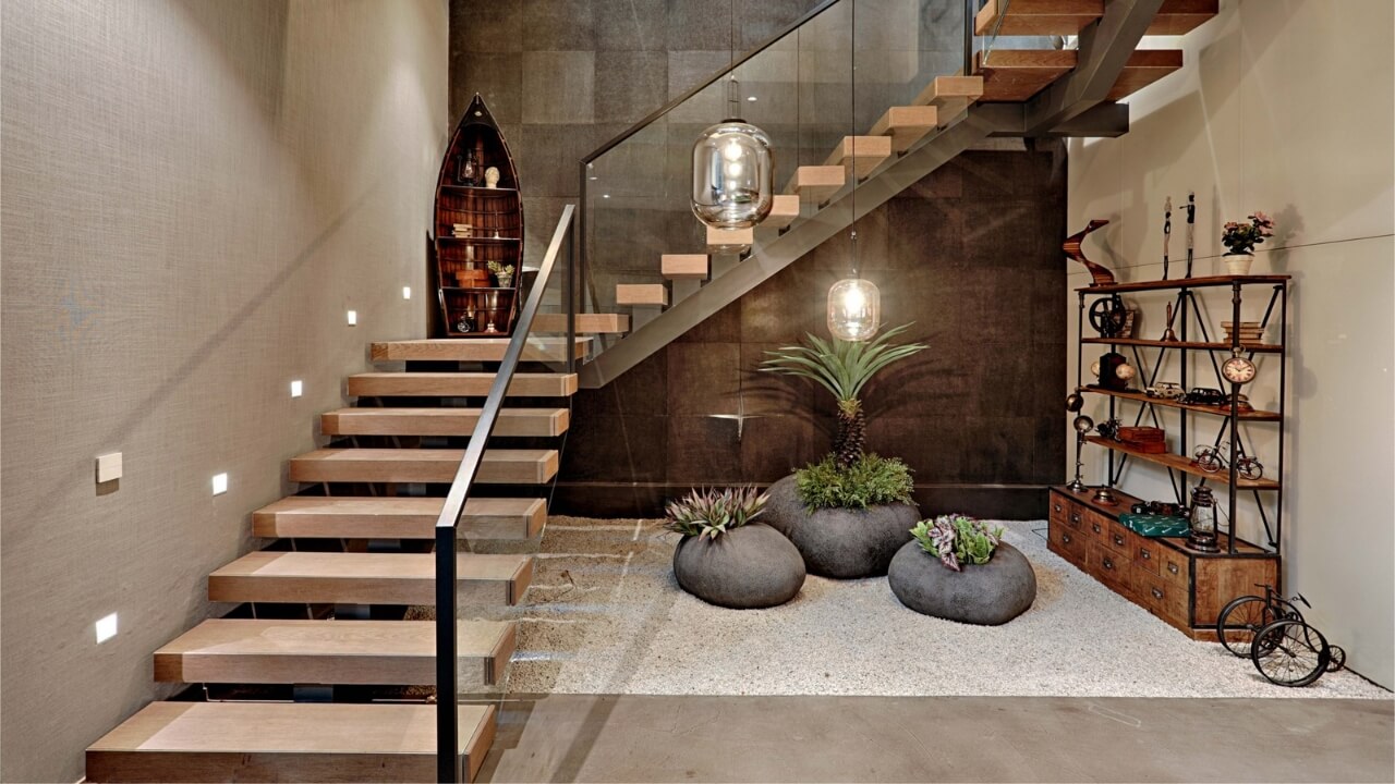 Vastu Tips : जिन्याच्या पायऱ्यांवर आणि खाली चुकूनही ठेवू नका या वस्तू