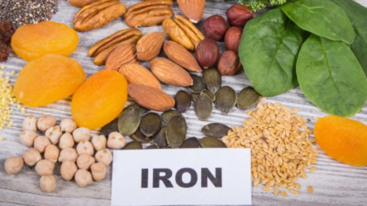 शरीरात लोहाची कमतरता असेल तर काय खावे? लगेच आहारात सामील करा 'हे' पदार्थ
