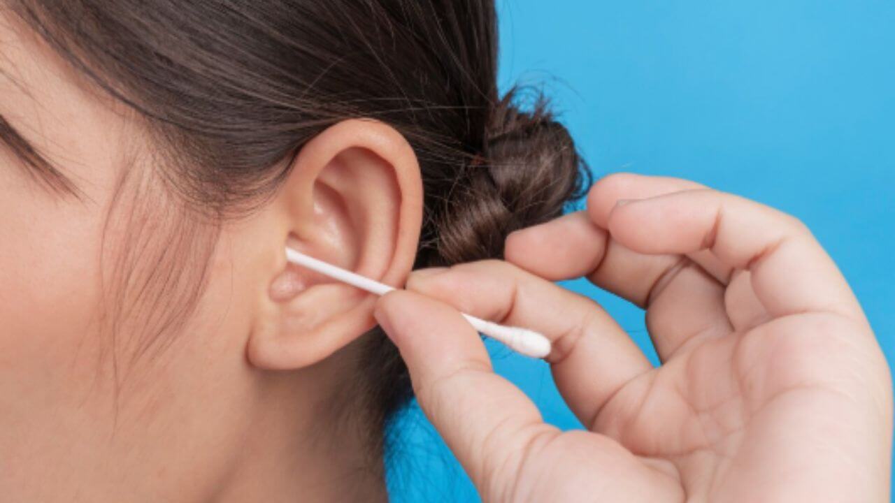 कानाला इजा न करता कानातील मळ निघेल बाहेर, 'हे' आहेत सोपे घरगुती उपाय