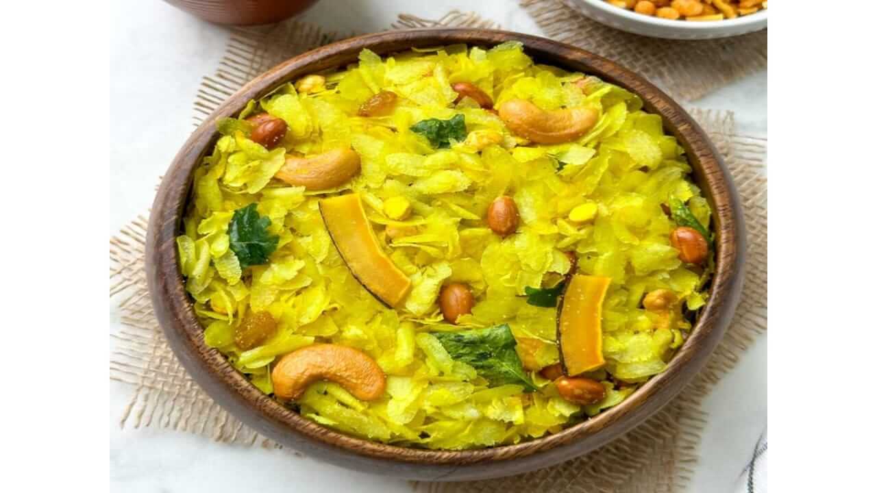 Diwali 2025 : दिवाळीच्या फराळात बनवा खमंग कुरकुरीत पोह्यांचा चिवडा, वाचा रेसिपी