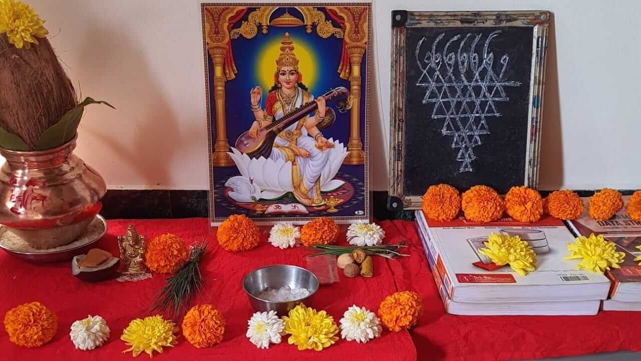 Dussehra 2025 : दसऱ्याला शस्त्रांचं पूजन कसं करतात? यंदा शस्त्र पूजनाचा मुहूर्त कोणता? जाणून घ्या