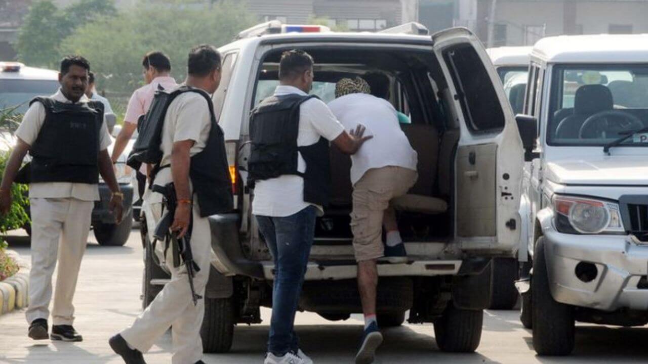 धक्कादायक! अमरावतीमध्ये एका राजकीय कार्यकर्त्याच्या घरातून 11 सशस्त्र गूंड अकटेत; कार्यकर्ता कुणाचा?