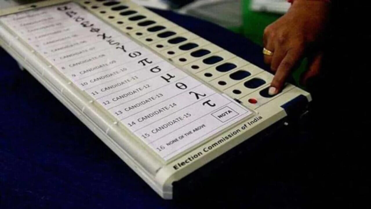 EVM वर कोणत्या उमेदवाराचे नाव कुठे येईल, हे कसे ठरते?