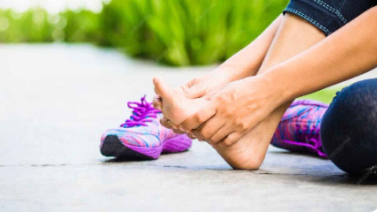टाचांमध्ये सतत वेदना का होतात? जाणून घ्या कारणे आणि उपाय