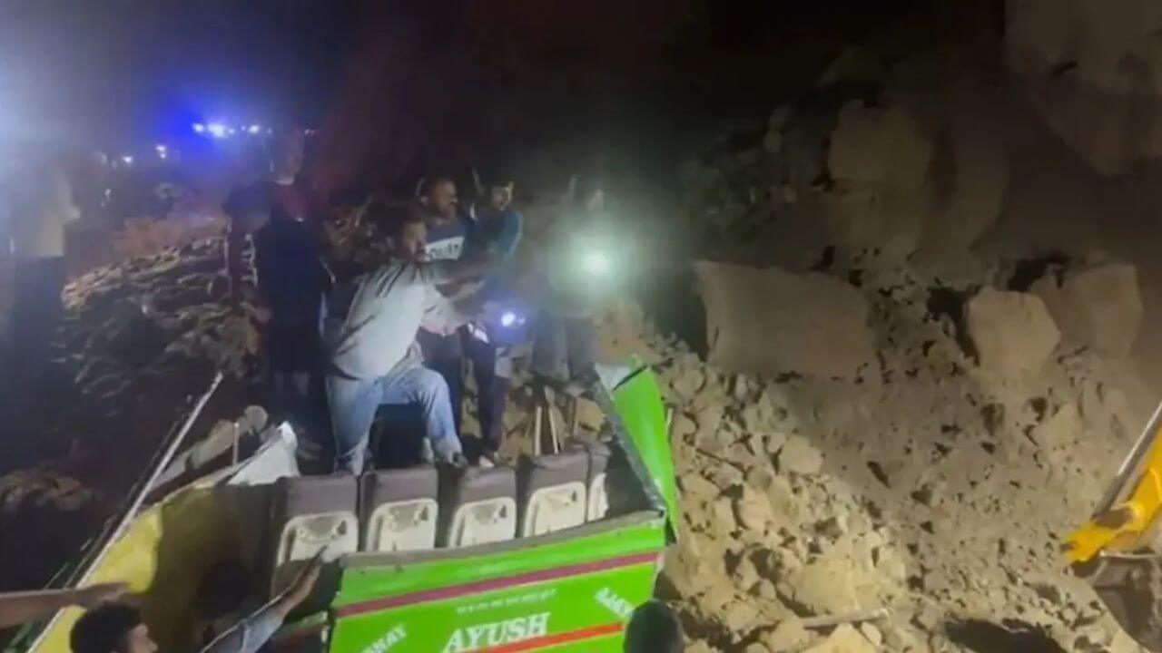 Himachal Bus Accident: हिमाचल प्रदेशात धावत्या बसवर दरड कोसळली; 18 जणांनी जीव गमावला, जखमींवर उपचार सुरू