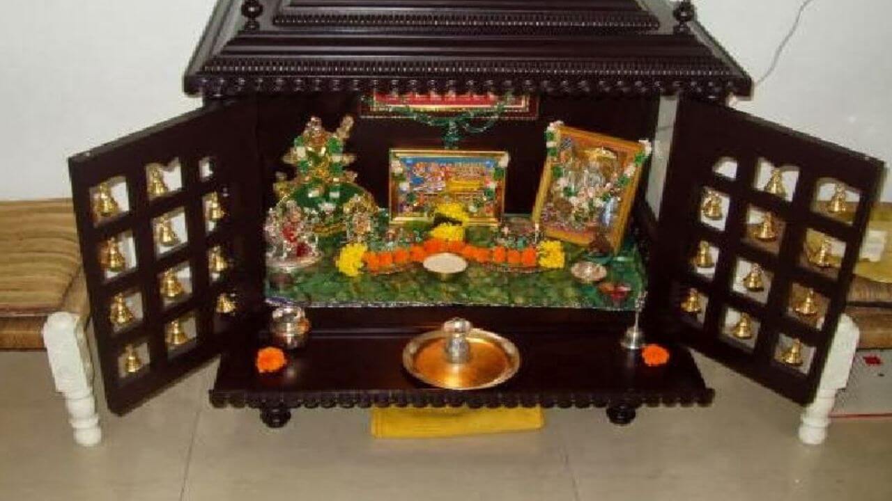 Vastu Tips : घरातील देव्हाऱ्यात चुकूनही ठेऊ नका या गोष्टी; अन्यथा होईल मोठं नुकसान