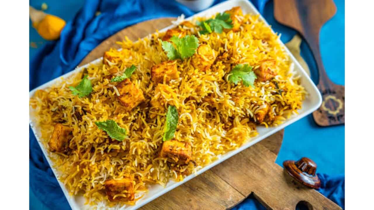 Diwali 2025 : दिवाळीच्या खास माहोलात घरच्या घरी बनवा पनीर बिर्याणी पाहा रेसिपी!