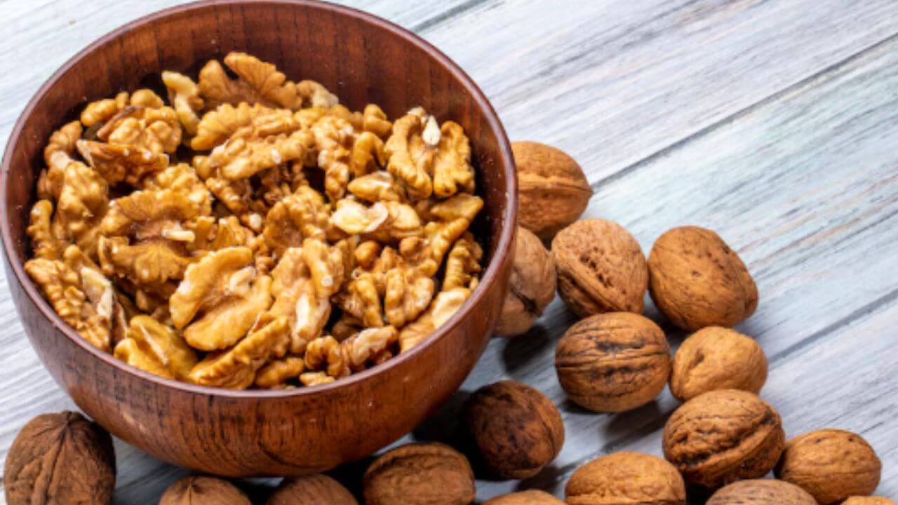 रिकाम्या पोटी अक्रोड खाल्ल्याने मिळतात अनेक फायदे, दररोज किती आणि कसे खावे?