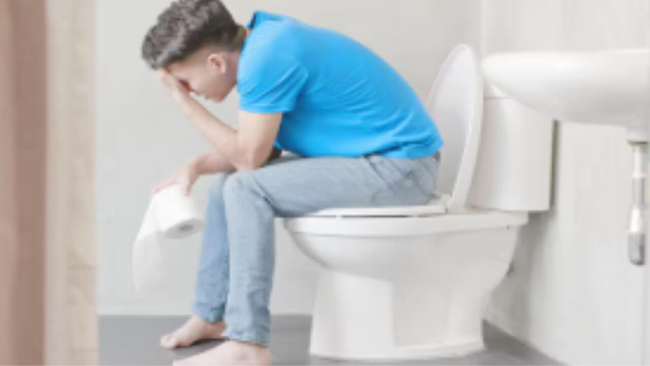तुम्हीही बराचवेळ टॉयलेटमध्ये बसता ? मग तुम्हालाही माहितीच हवेत 'हे' दुष्परिणाम