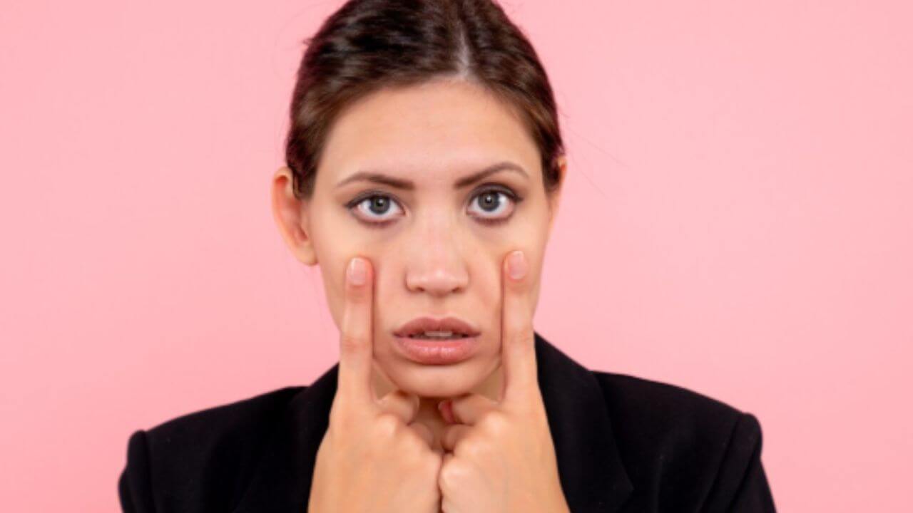 डार्क सर्कल कमी करण्यासाठी महागड्या क्रीम्स नव्हे करा 'हे' घरगुती उपाय