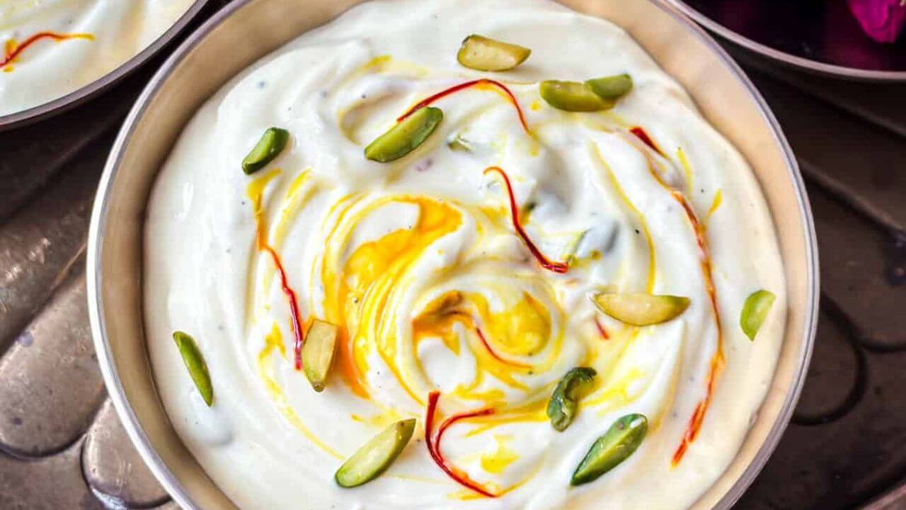 Diwali Recipes: दिवाळीला जेवणाच्या पंगतीत श्रीखंड नक्कीच हवा, घरी कसं बनवायचं पाहा रेसिपी