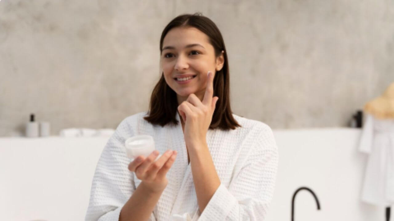 तुमच्या दिनचर्येत करा फक्त ४ सोपे बदल, चेहऱ्यावर येईल नैसर्गिक चमक