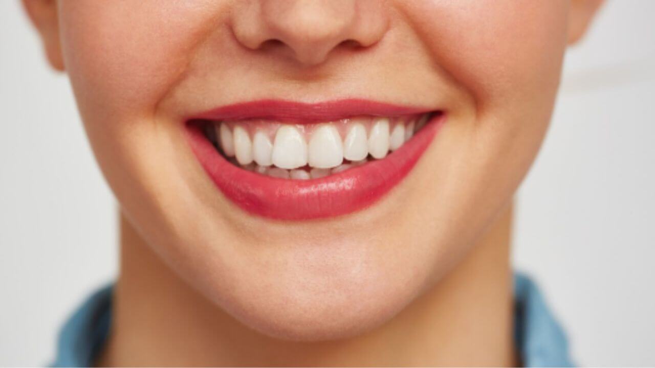 पिवळ्या दातांमुळे मनमोकळेपणाने हसणे टाळता? 'या' घरगुती उपायांनी पांढरेशुभ्र होतील दात