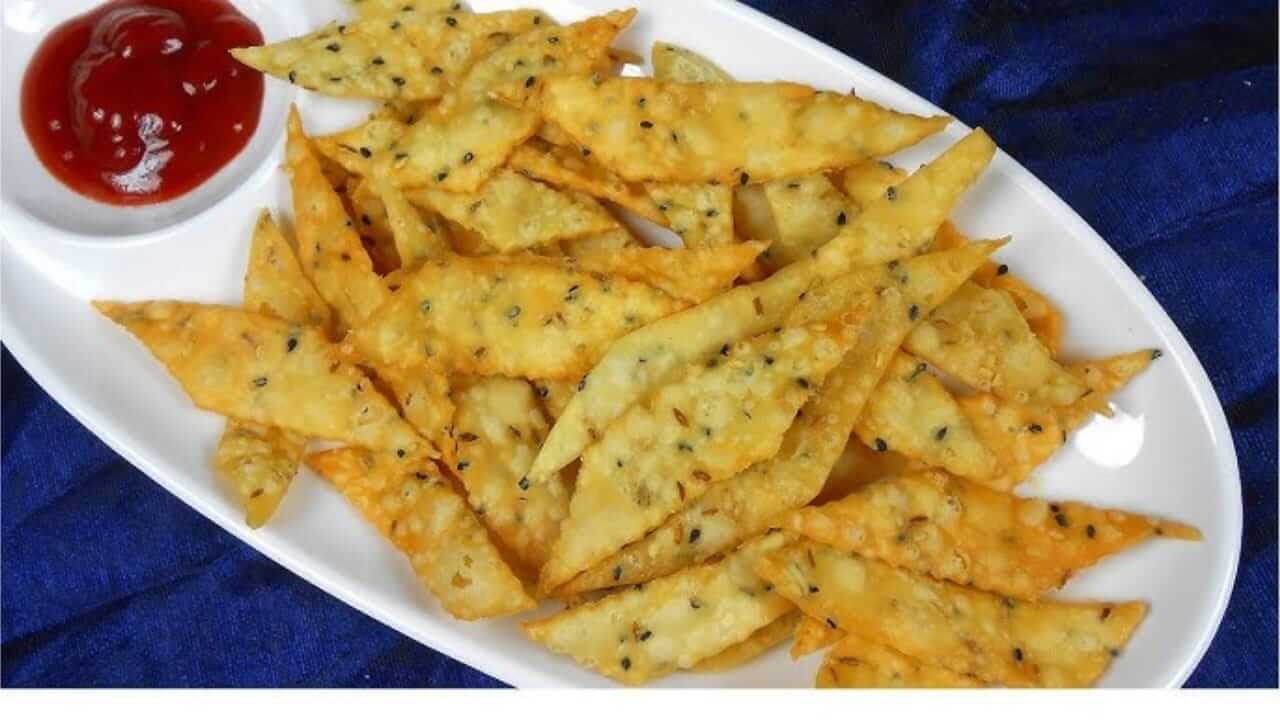 Diwali 2025 : खाऱ्या शंकरपाळ्या बनवण्याची झटपट रेसिपी...