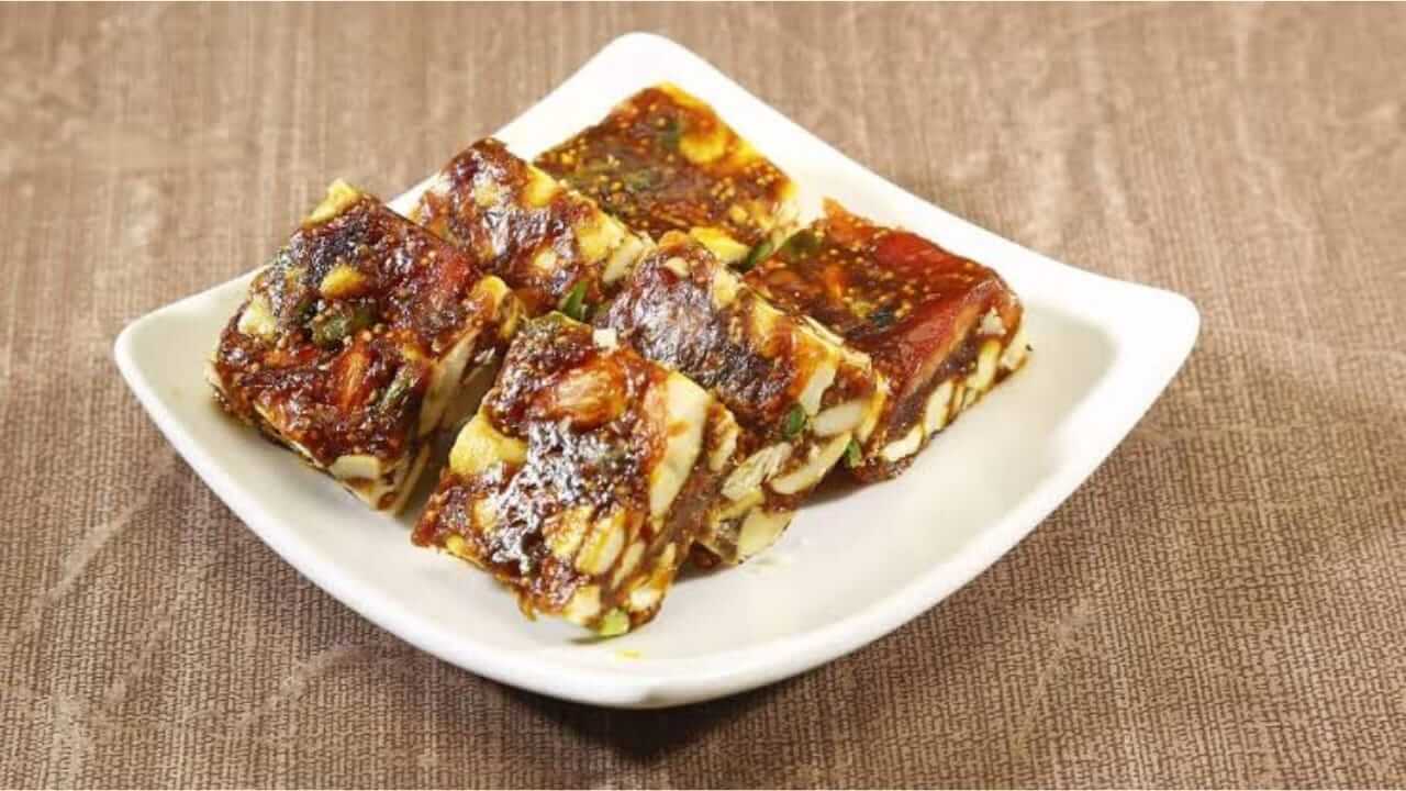 Diwali 2025 : यंदा दिवाळीत पाहुण्यांना भेट म्हणून द्या अक्रोड खजूर बर्फी, वाचा रेसिपी…