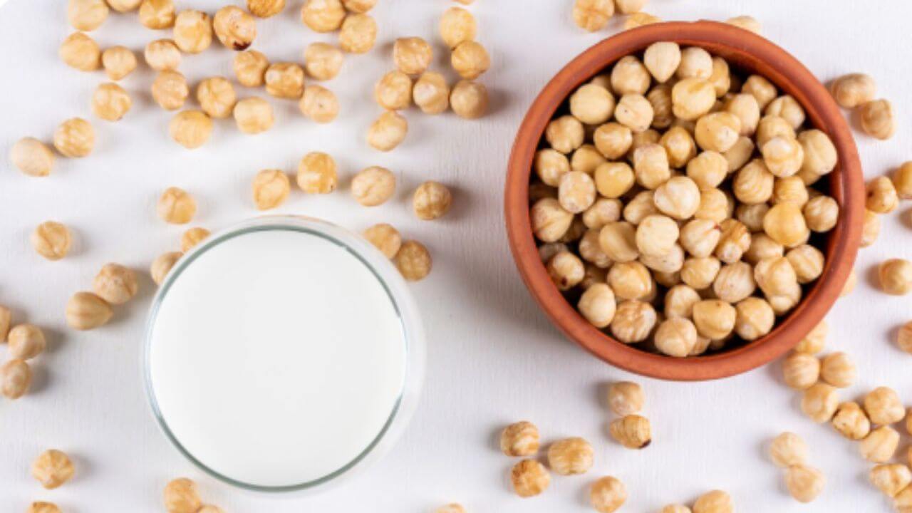 दररोज दुधासोबत खा भाजलेले चणे, बीपी नियंत्रित करण्यापासून मजबूत हाडांपर्यंत मिळतील अनेक फायदे