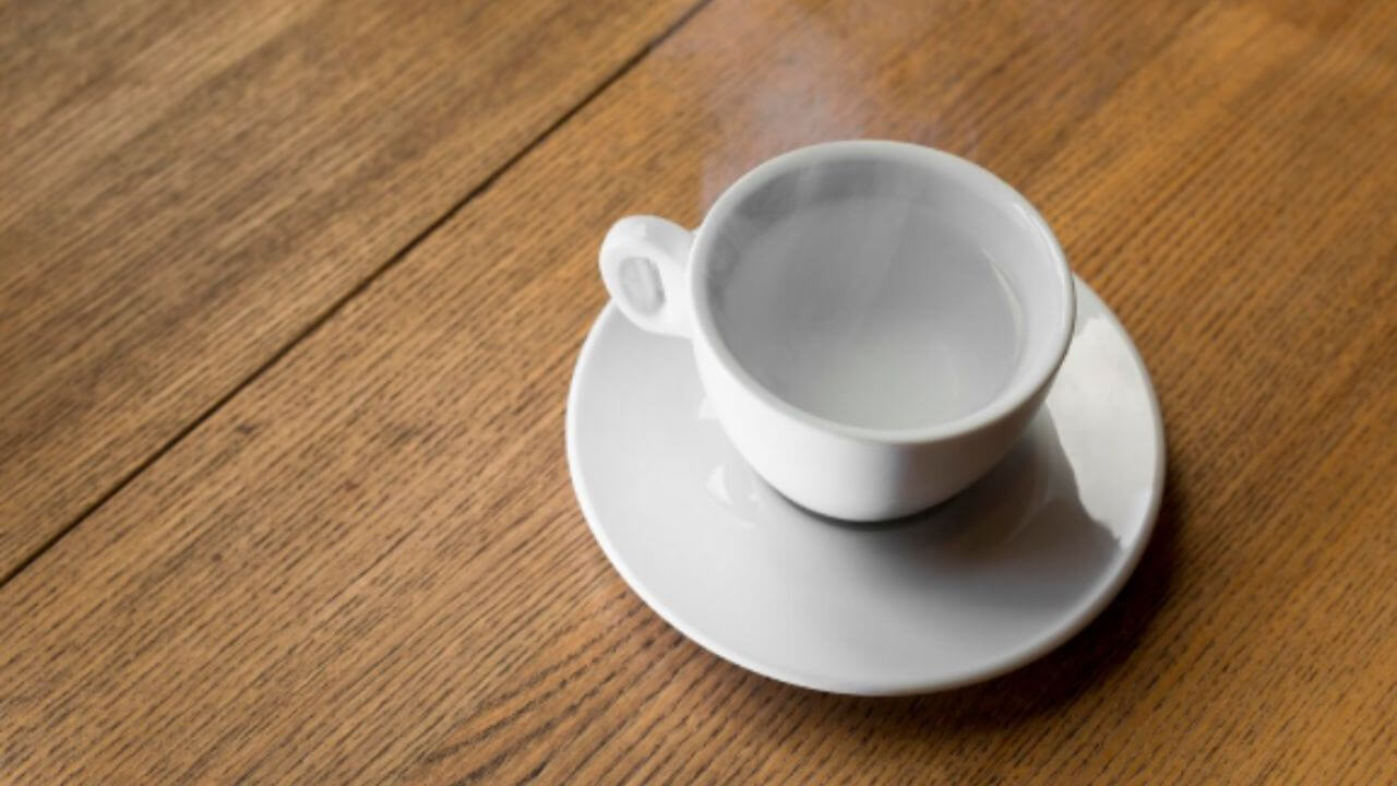 दररोज का प्यावे कोमट पाणी? आरोग्य फायदे जाणून व्हाल थक्क