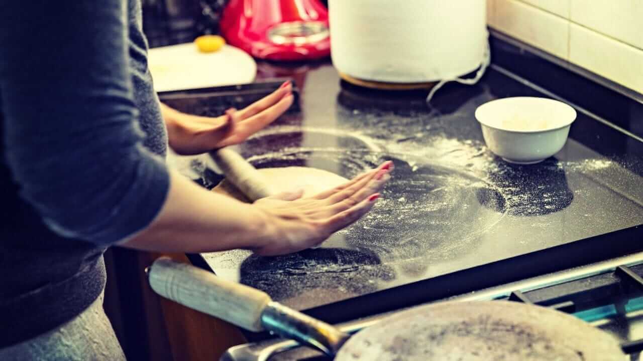 Vastu Tips : किचन ओट्यावर चपाती, भाकरी लाटणे शुभ की अशुभ? काय सांगते वास्तूशास्त्र जाणून घ्या...