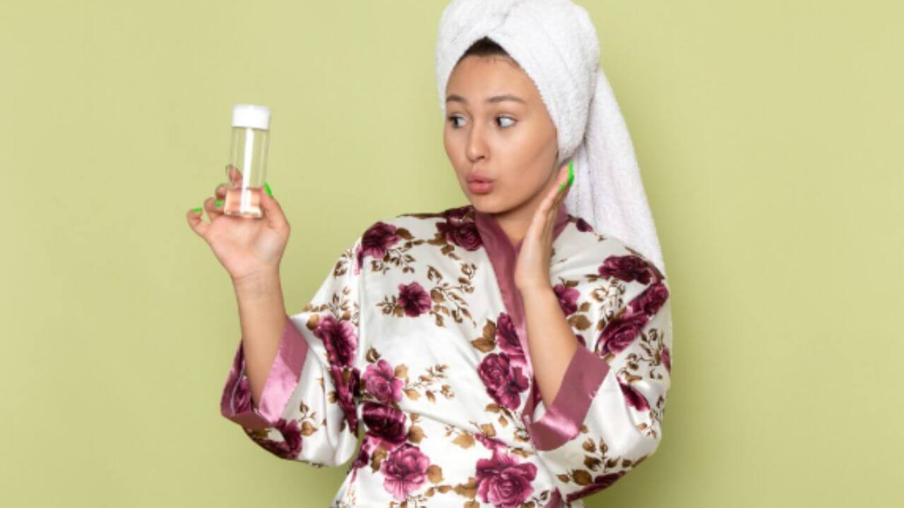 थंडीमध्ये चेहऱ्यावर लावा खोबरेल तेल, चमकदार त्वचेपासून ते काळेपणा दूर करण्यापर्यंत मिळतील अनेक फायदे