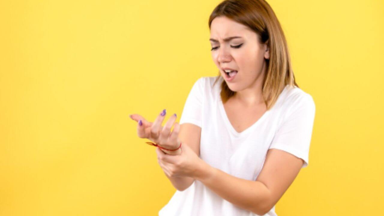 हाडांमध्ये जमा झालेल्या युरिक अ‍ॅसिडने सांधेदुखी होतेय? 'हे' घरगुती उपाय लगेच दूर करतील वेदना