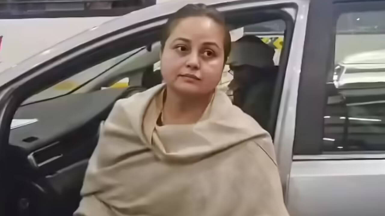 कुटुंबातील कलह विकोपाला, लालूंच्या मुलीने थेट देश सोडल्याची चर्चा, रोहिणी आचार्य गेली कुठे?