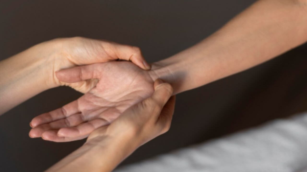 तळहातावर देशी तूप लावण्याचे काय फायदे आहेत? जाणून घ्या काय सांगते आयुर्वेद