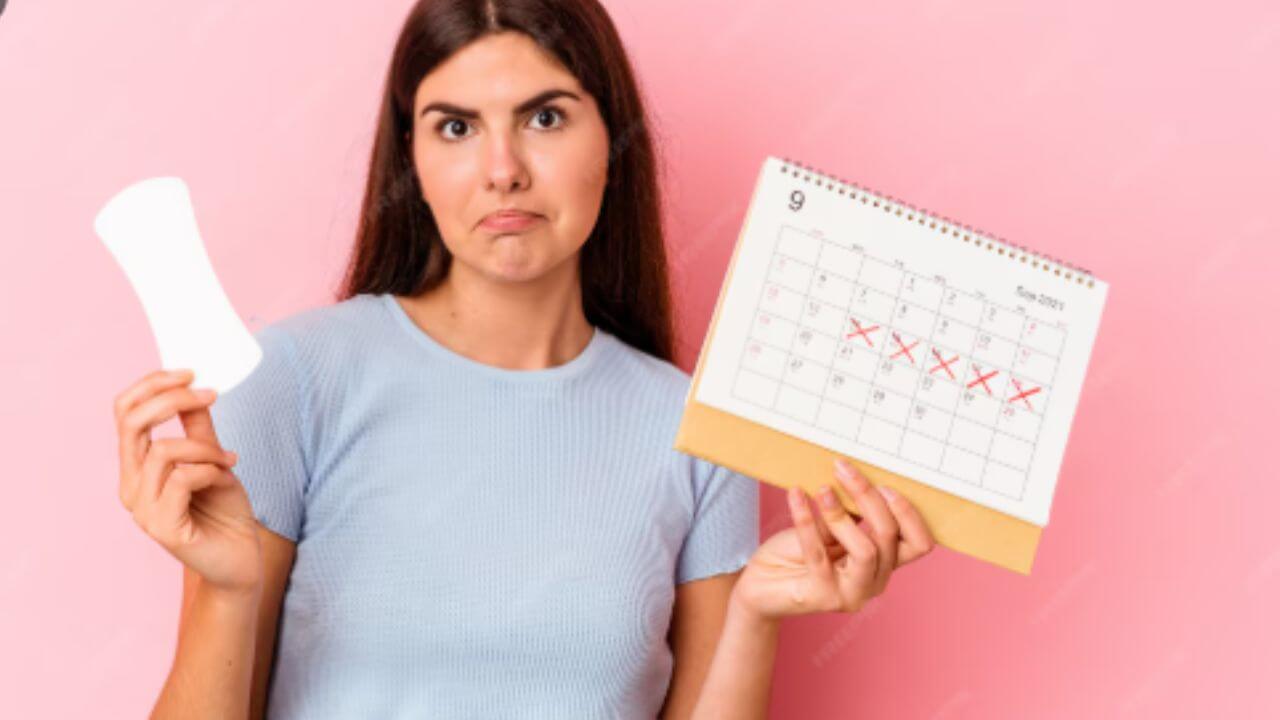 मासिक पाळी अनियमित येते? नियमित येण्यासाठी आहारात समाविष्ट करा 'हे' पदार्थ