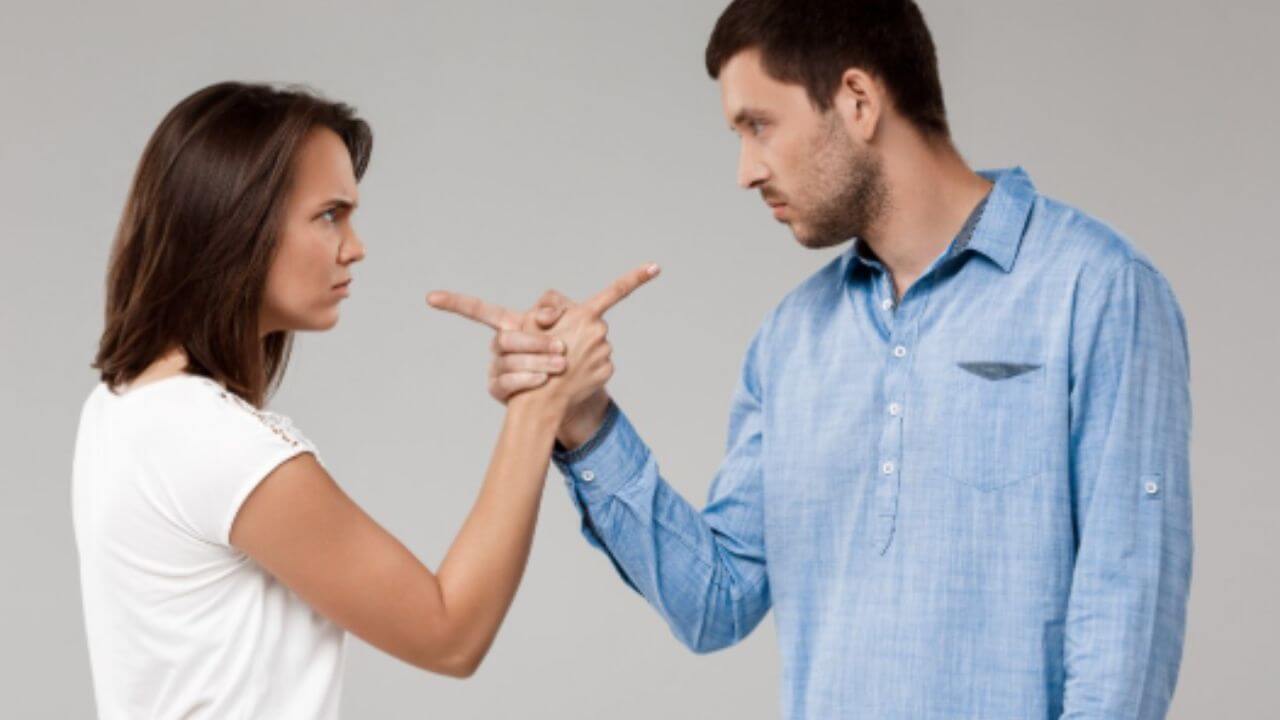 जोडीदार तुमच्याशी खरं बोलतोय की खोटं? ओळखण्यासाठी फॉलो करा 'या' सोप्या टिप्स