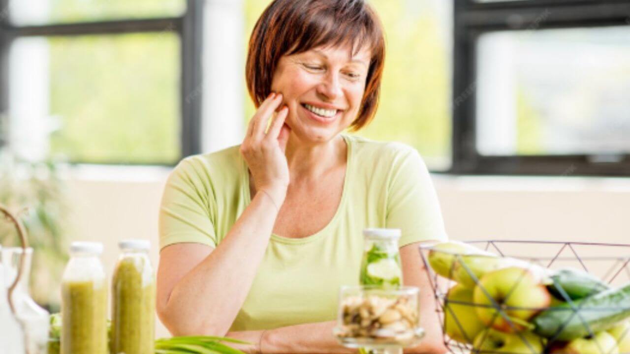 तुम्हाला लवकर म्हातारं बनवतात 'हे' ७ पदार्थ, आजच आहारातून करा बाहेर