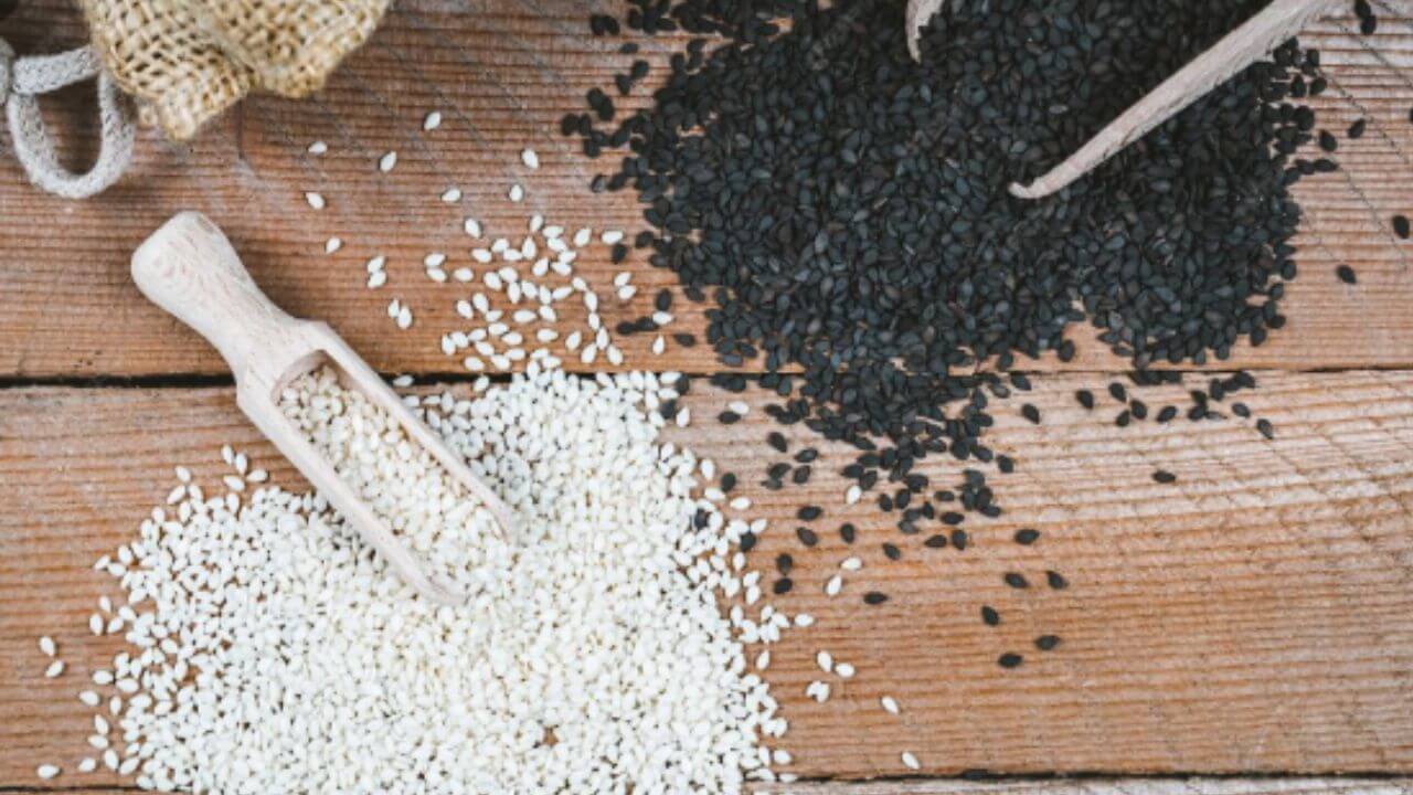 पांढरे तीळ की काळे तीळ कोणते जास्त पौष्टिक असते? जाणून घ्या दोन्हींचे गुणधर्म आणि फायदे