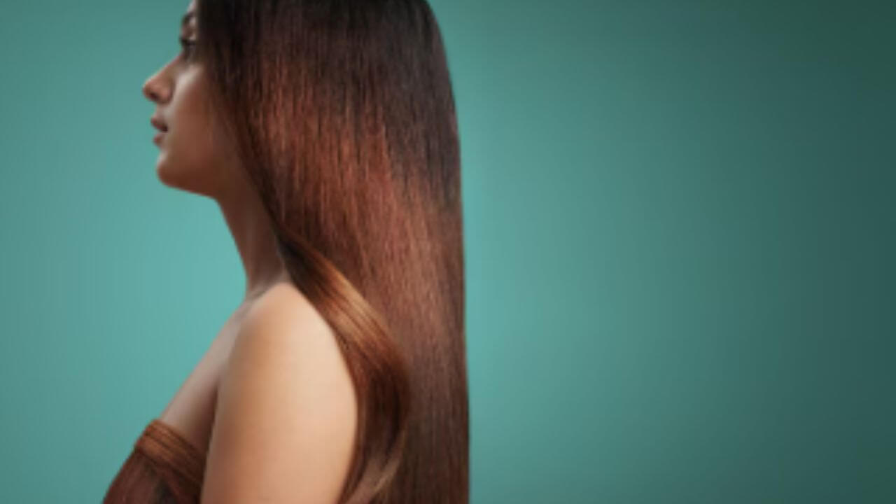 केस रेशमासारखे मऊ आणि चमकदार बनवण्यासाठी फॉलो करा 'या' हॅक्स