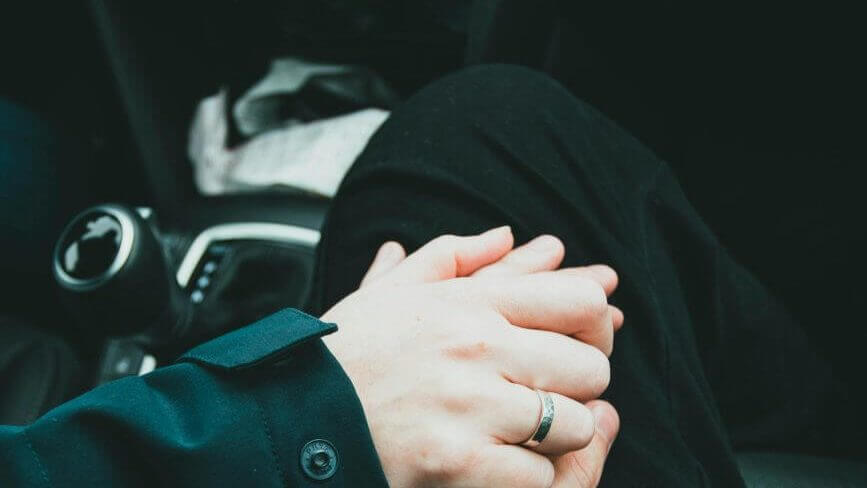 कारमध्ये गर्लफ्रेंडला किस करत असाल तर पोलीस अटक करू शकतात का? नियम जाणून घ्या