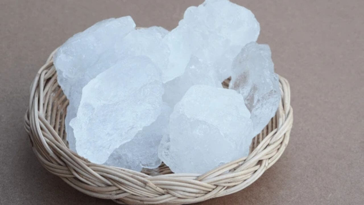 चेहऱ्यावरील काळेपणा दूर करण्यासाठी वापरा तुरटी, दूर होतील त्वचेच्या अनेक समस्या