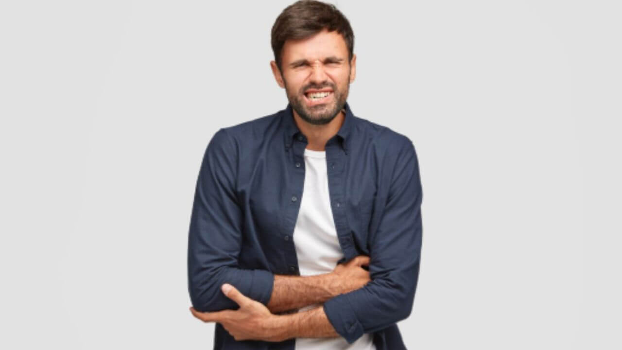 दररोज सकाळी पोट गच्च होतंय, फुगल्यासारखं वाटतंय? मग 'हे' पदार्थ देतील पोटफुगीपासून आराम