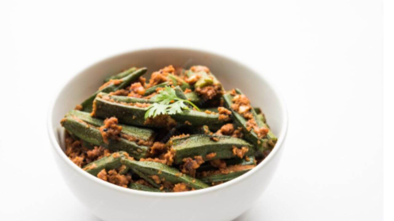 भेंडीची भाजी आवडते पण चिकट होते म्हणून खाणे टाळता? 'या' टिप्सने होईल एकदम कुरकुरीत