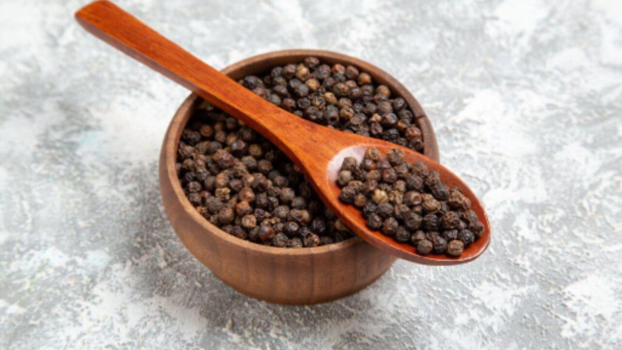 आतडे स्वच्छ करून पचनसंस्था सुधारते काळी मिरी, जाणून घ्या विविध फायदे