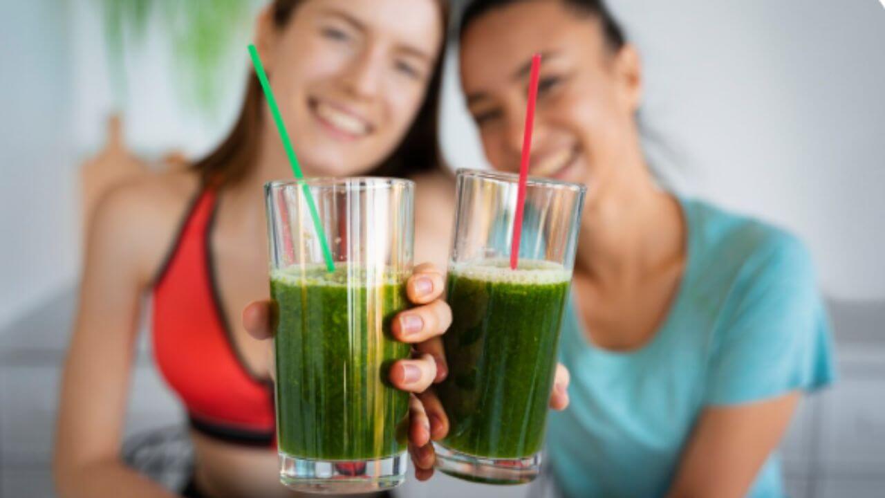 निरोगी पचनक्रियेसाठी सकाळी उठल्याबरोबर प्या 'हे' ड्रिंक्स, अजिबात होणार नाही गॅस आणि ॲसिडिटी