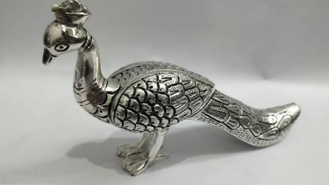 Vastu Tips : वास्तुशास्त्रात चांदीच्या मोराचे खूप महत्त्व; मिळतात हे जबरदस्त फायदे