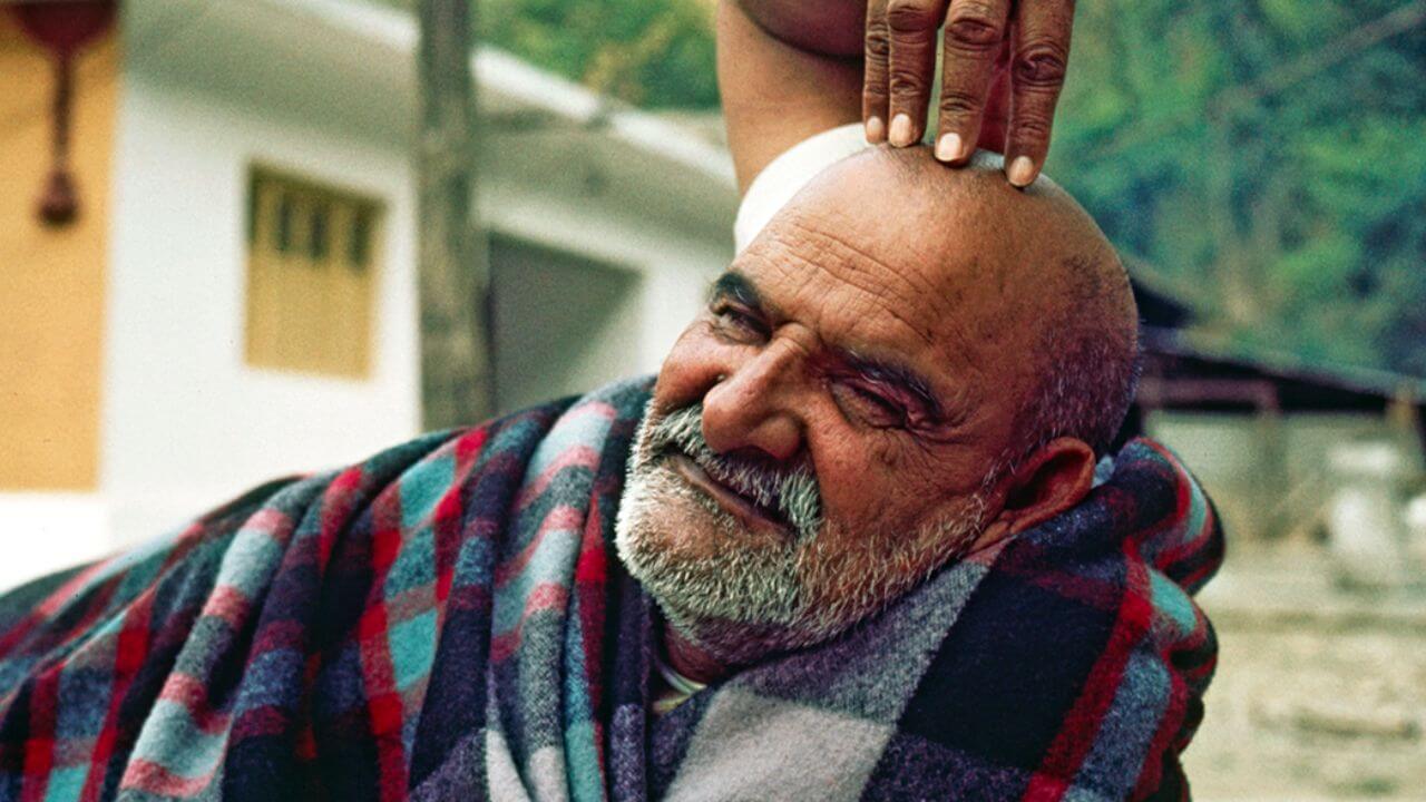 Neem Karoli Baba : कोहलीपासून ते मार्क झुकरबर्गपर्यंत.... ; नीम करोली बाबांसमोर नतमस्तक होतात हे महान व्यक्ती