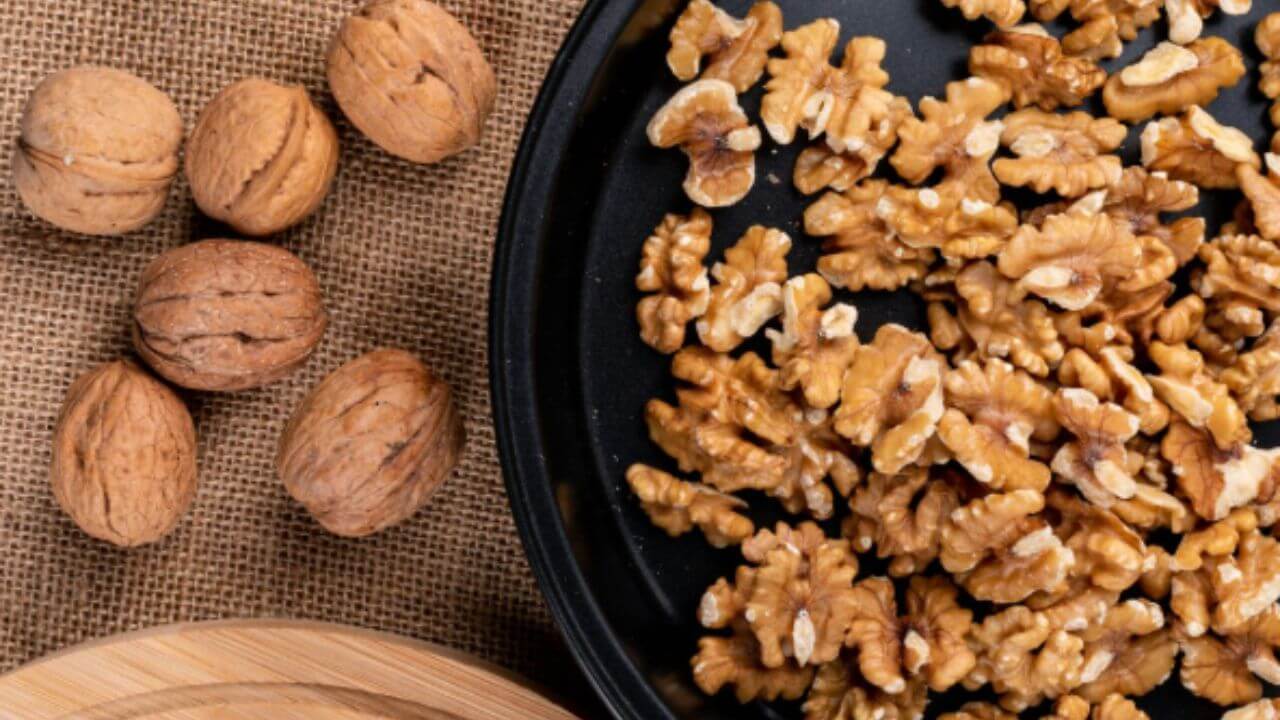 दररोज किती अक्रोड खाणे आरोग्यासाठी फायदेशीर असते? जाणून घ्या योग्य प्रमाण आणि फायदे