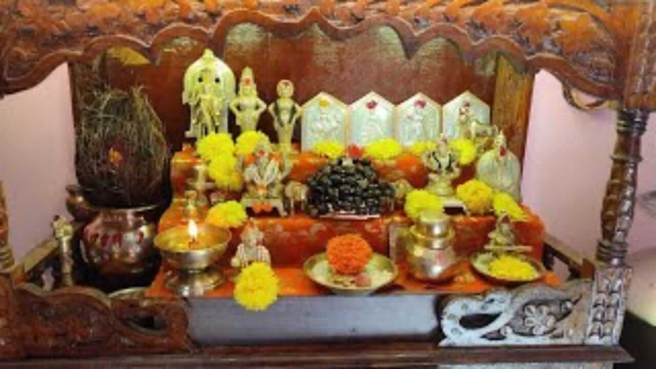 Vastu Tips : घराच्या देव्हाऱ्यात एकाच देवतेच्या दोन मूर्ती का ठेऊ नयेत? जाणून घ्या...