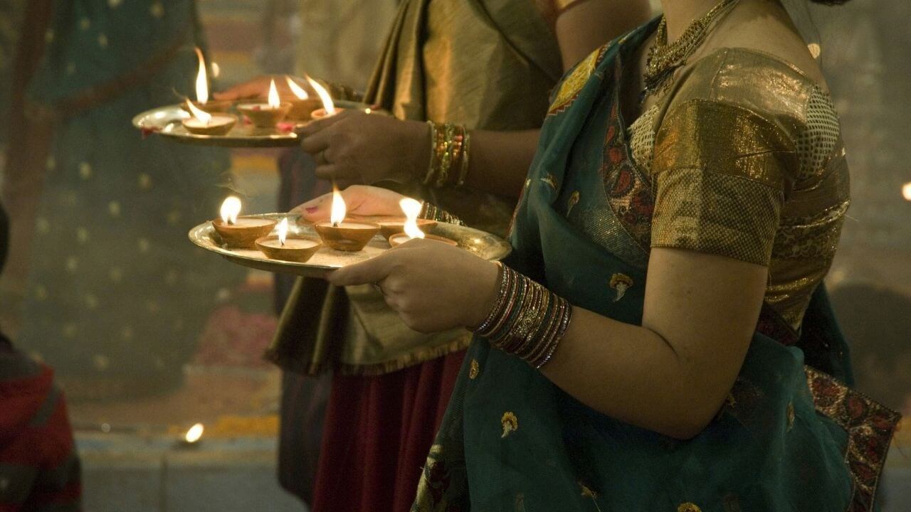 Aarti Tips : तुम्हीही चुकीच्या दिशेने आरती करताय? आजच नियम जाणून घ्या