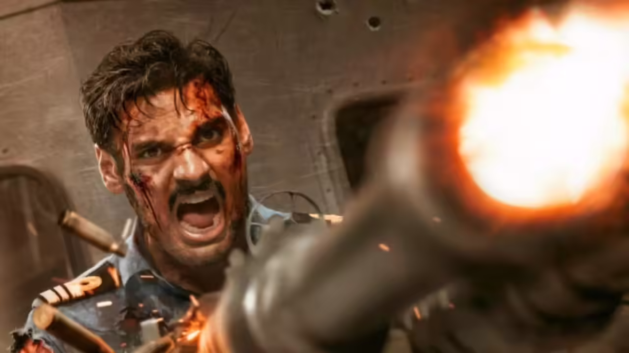 अहान शेट्टी नौदलाच्या अधिकाऱ्याच्या भूमिकेत, 'बॉर्डर २' च्या पहिल्या लूकने वाढवली चर्चा!