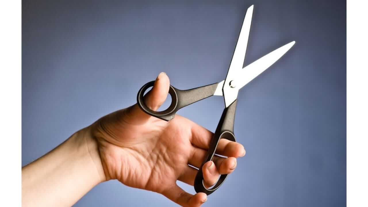 Vastu Tips : चुकीच्या ठिकाणी ठेवलेल्या कात्रीमुळे होईल नुकसान; जाणून घ्या..