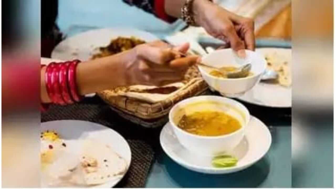 Vastu Tips : घरात 'या' ठिकाणी बसून कधीही जेवण करू नये; अन्यथा...