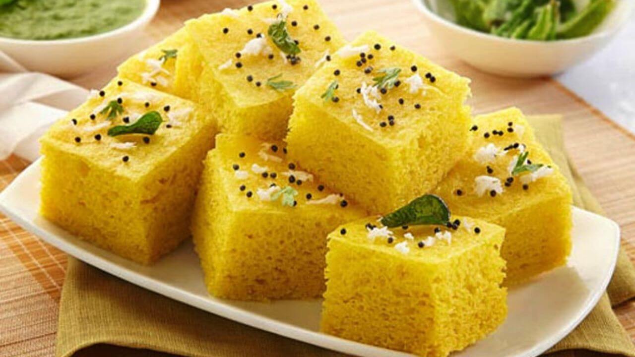 मार्केटसारखा मऊ आणि जाळीदार ढोकळा बनवायचा आहे? मग 'या' टिप्स नक्की लक्षात ठेवा